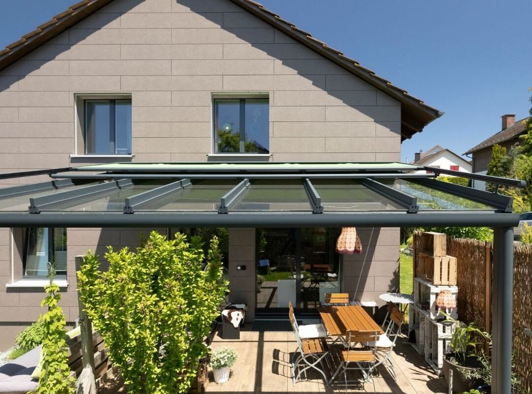 Modernes SGL 1 Glasdach in Bachenbülach mit 380 kg/m² Schneelast, elegante Überdachung einer Terrasse