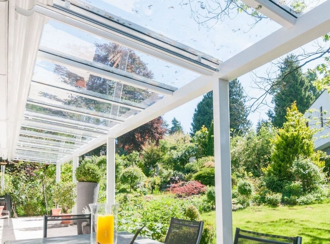 Detailansicht des SGL 1 Glasdachs im Kanton Luzern mit Glasflächen und Garten im Hintergrund