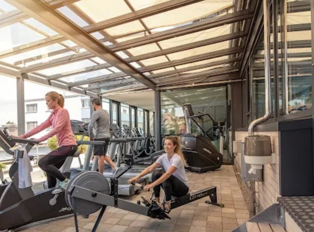 Glasdach von Thermogreen beim AURAVITA Health Club & Day Spa in Rapperswil, überdachter Fitnessbereich mit Cardio- und Rudergeräten.