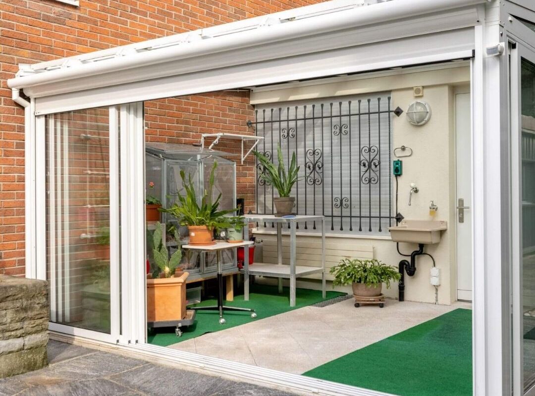 SGL 2 Glasdach in Rapperswil (St. Gallen) mit seitlicher Verglasung und integriertem Sonnenschutz