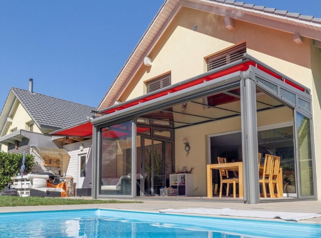 Glasdach mit roter Beschattung in Villmergen Aargau direkt am Pool