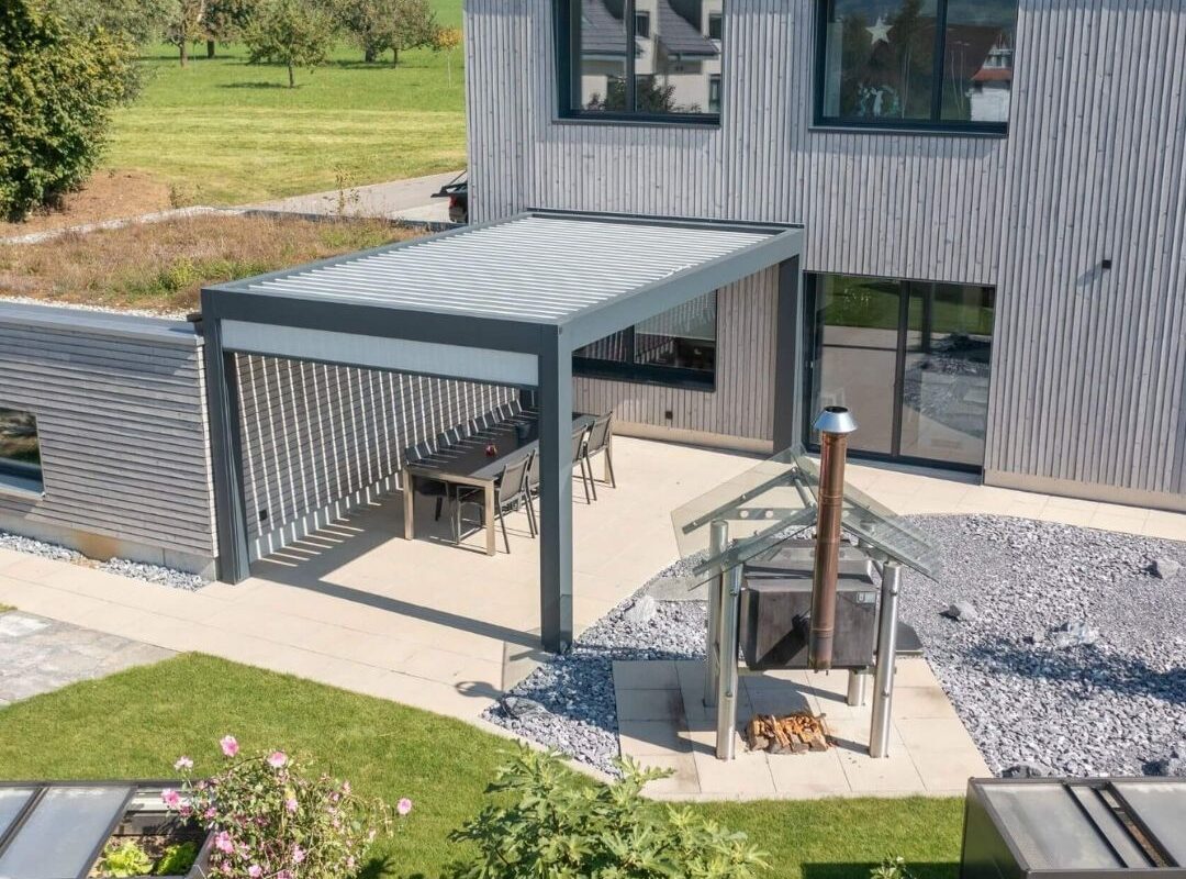 Lamellendach SKL 140 in Tennwil (Aargau) mit moderner Architektur und Essbereich im Freien