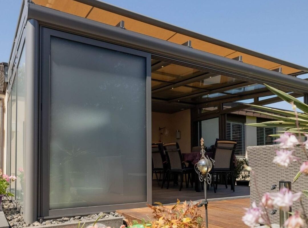 SGL1 Glasdach mit seitlicher Verglasung in Neerach Zürich, Schneelast bis 380 kg/m², eleganter Wohnraumerweiterung im Garten.