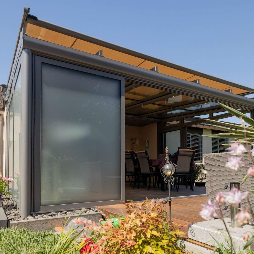 SGL1 Glasdach mit seitlicher Verglasung in Neerach Zürich, Schneelast bis 380 kg/m², eleganter Wohnraumerweiterung im Garten.