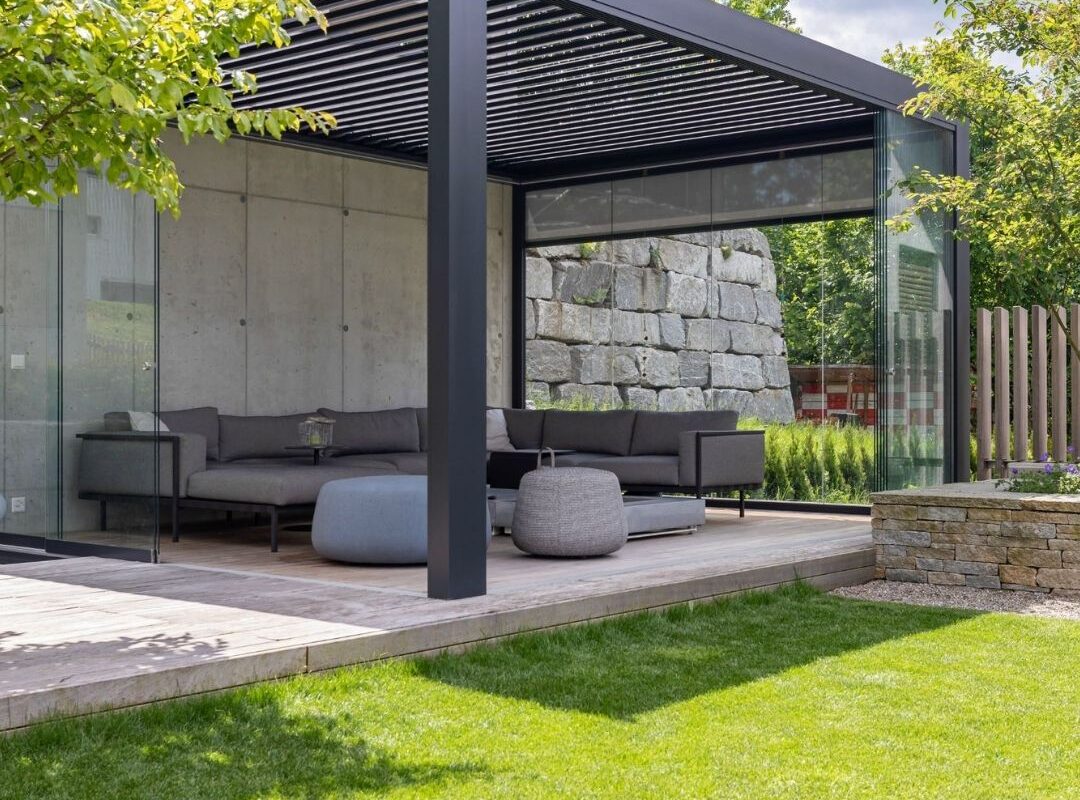 SKL 100 Lamellendach in Malters, Luzern, mit Glaswänden und 300 kg/m² Schneelast – eleganter Outdoor-Wohnbereich mit maximalem Schutz.