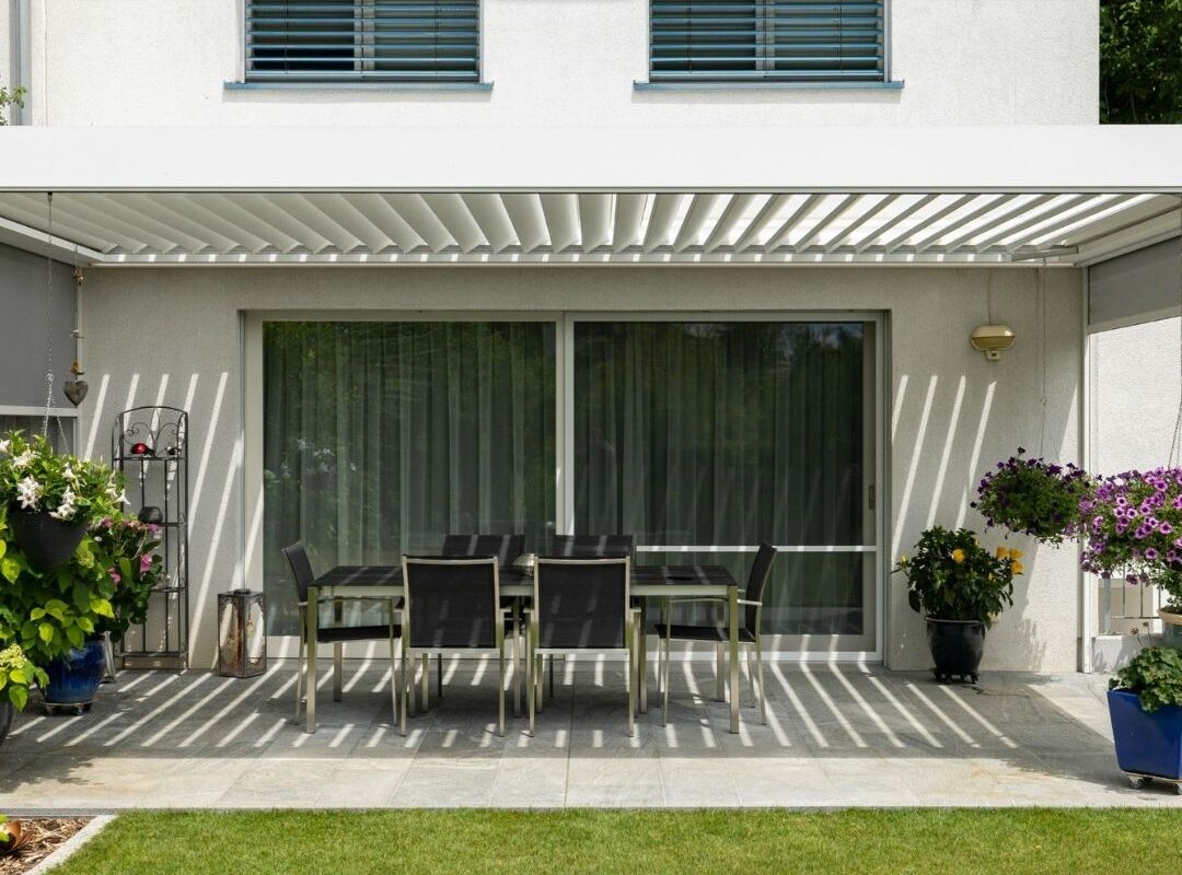 SKL 140 Lamellendach in Niederrohrdorf Aargau mit moderner Beschattung über einem Esstisch im Garten