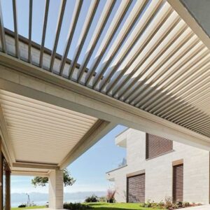 SKL 50 SKY Lamellendach an einer modernen Villa mit Blick auf den See.