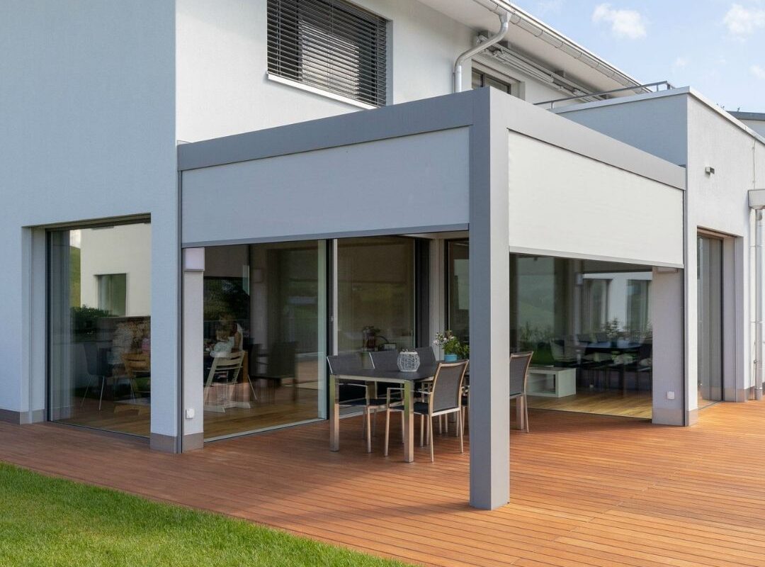 SKL 140 Lamellendach in Schwarzenberg, Luzern – moderne Überdachung mit integriertem Sonnenschutz und seitlichem Sichtschutzrollo.