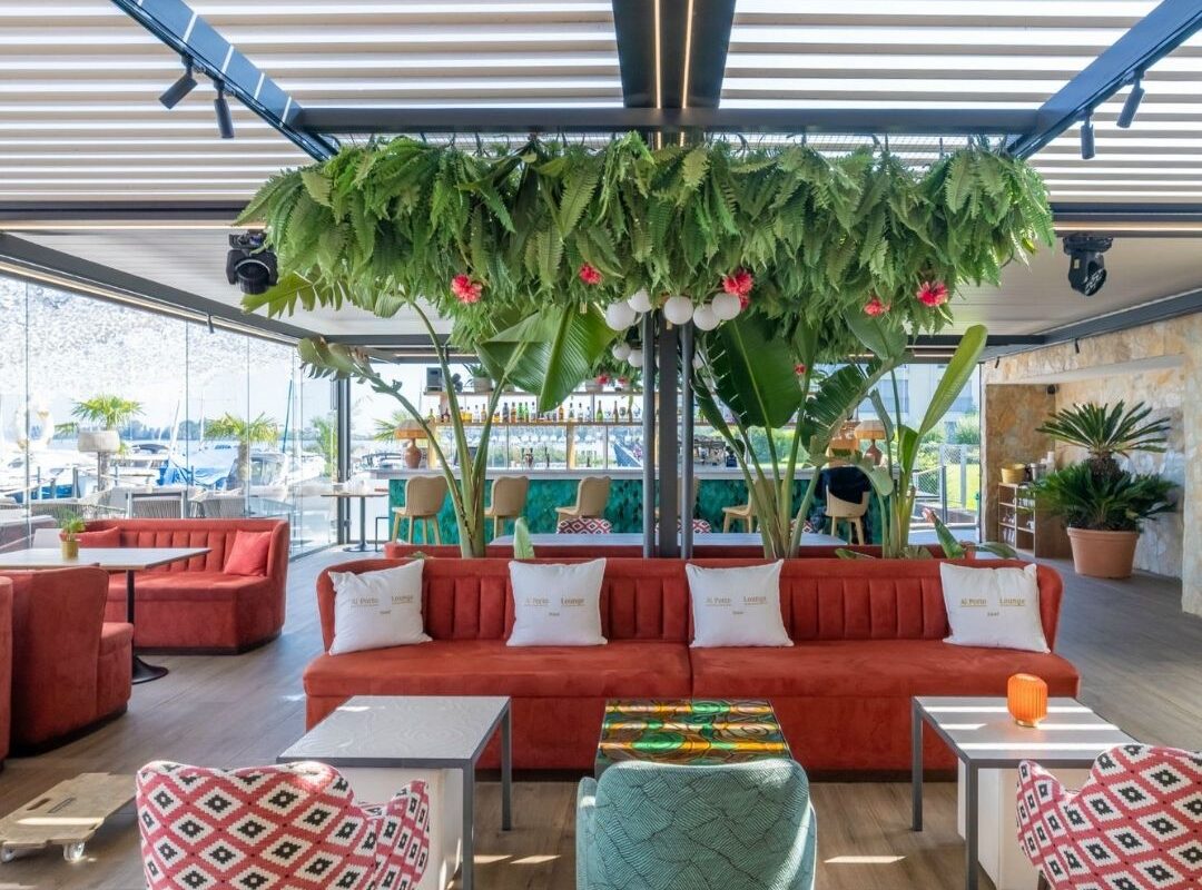 SKL 100 Lamellendach mit integrierter LED-Beleuchtung im Restaurant Al Porto in Thal St. Gallen, kombiniert mit stilvollem Interieur und grosszügigen Glasfronten.