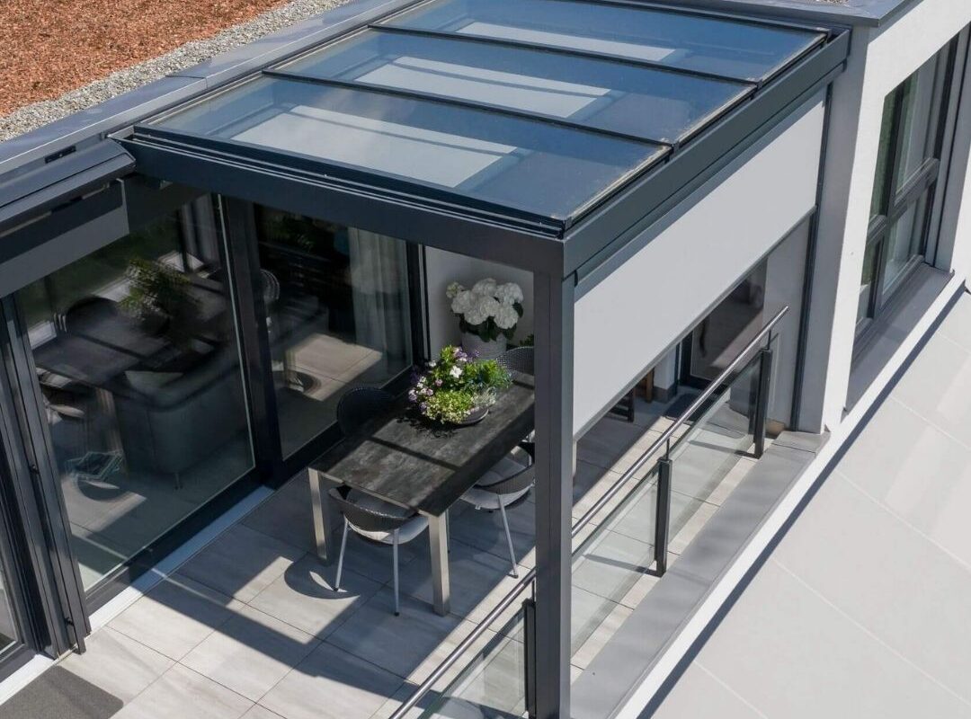 Modernes Glasdach auf einer Terrasse in Uitikon Waldegg, mit seitlichen Screens und hoher Schneelast von bis zu 380 kg/m².