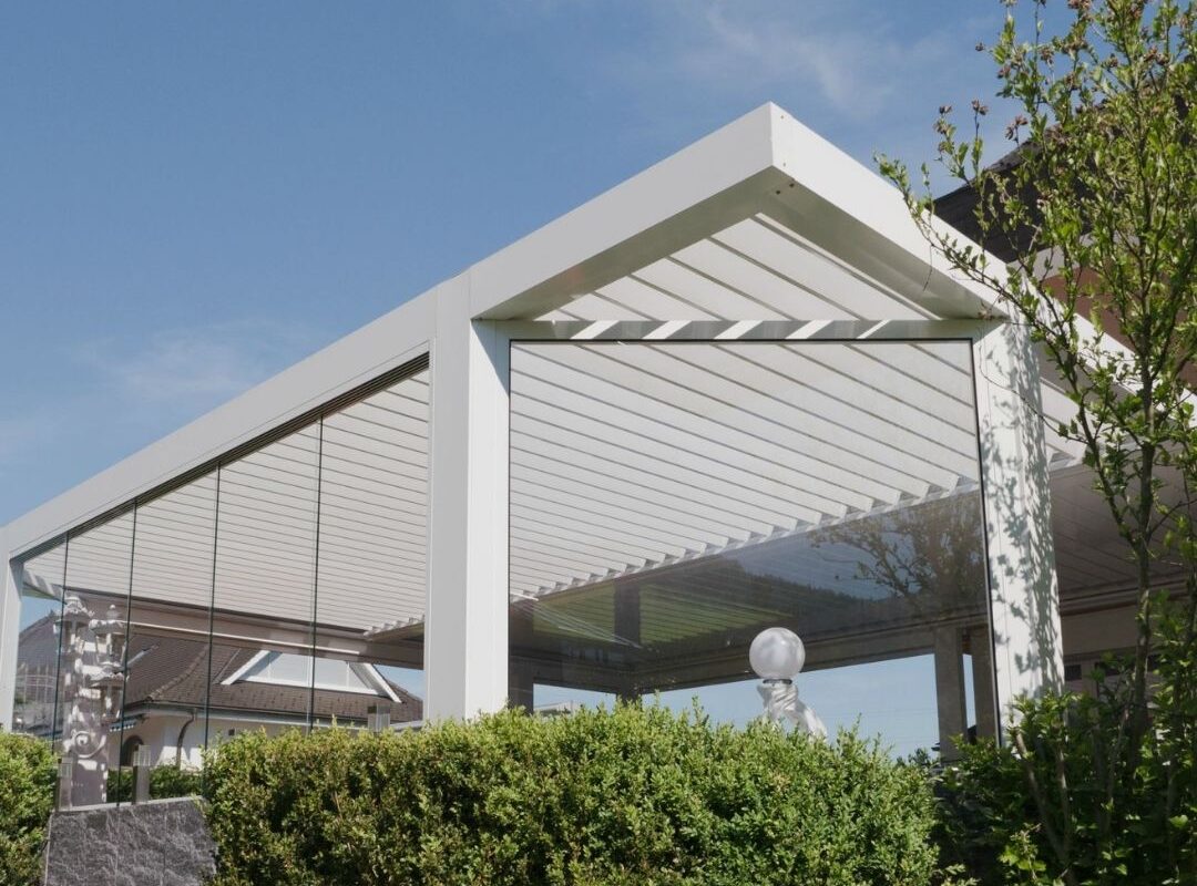 Detailaufnahme eines weissen SKL 100 Lamellendachs mit Glasfronten in Root, Luzern.