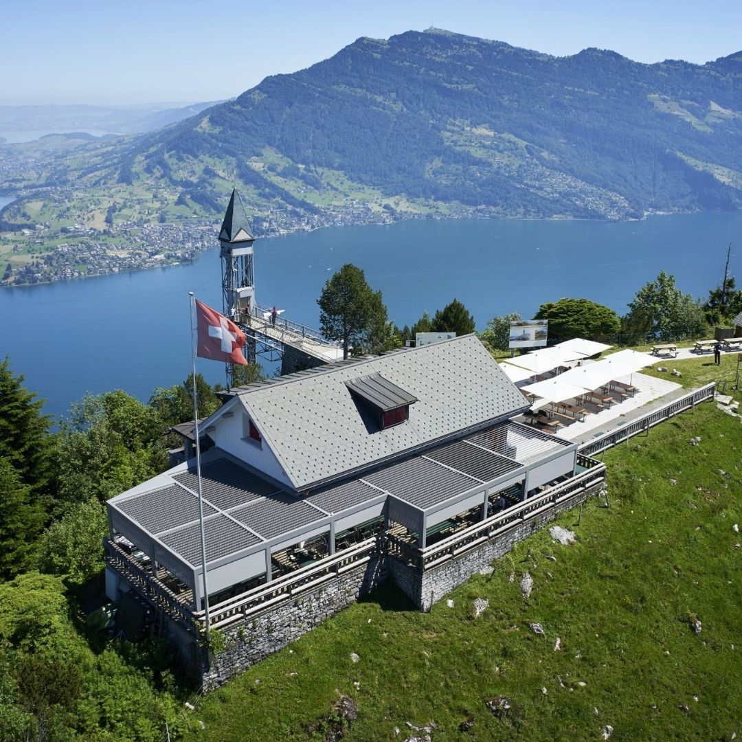 Grosses Lamellendach in Nidwalden, integriert in ein Bergrestaurant mit Blick auf den Vierwaldstättersee.