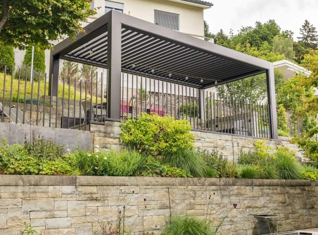 Lamellendach in Teufen Appenzell auf einer erhöhten Terrasse mit integrierter Gartenanlage und Wasserlauf.