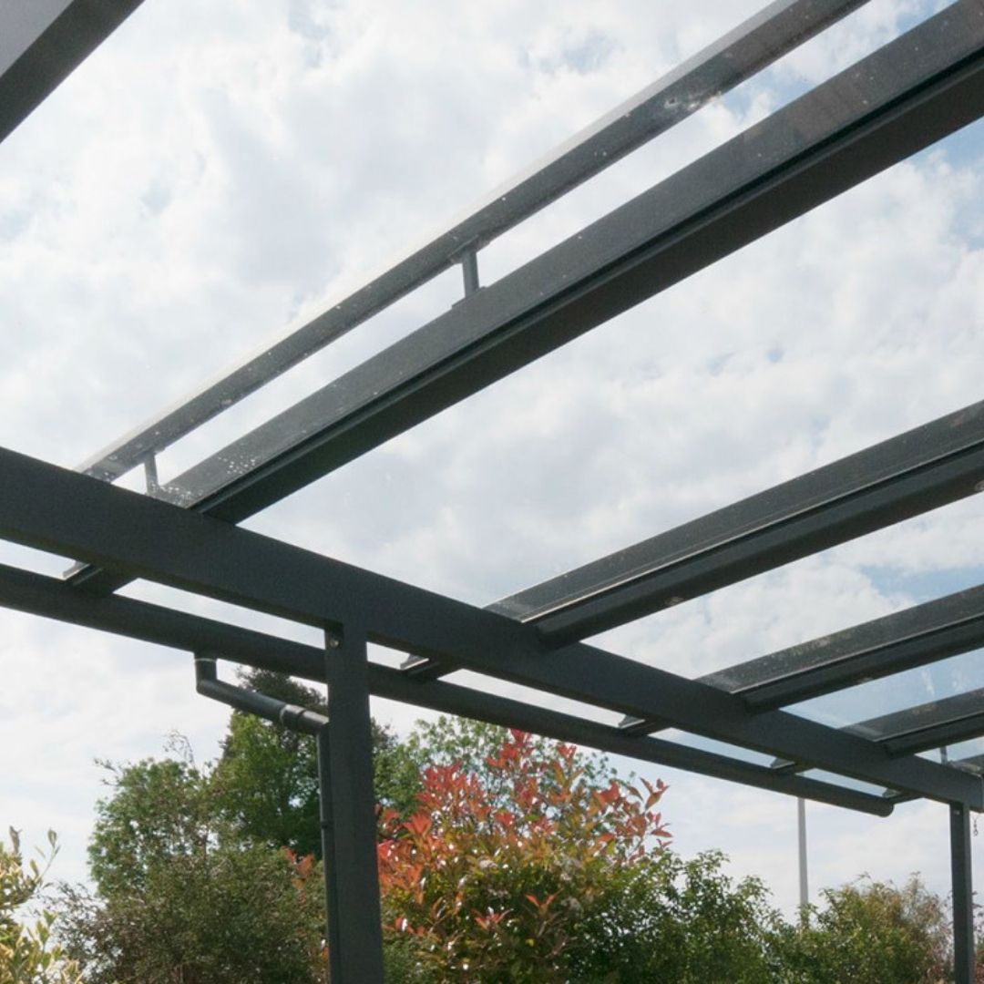 Detailaufnahme des Glasdachs SGL 2 mit klarer Stahlkonstruktion und transparenter Verglasung vor bewölktem Himmel.