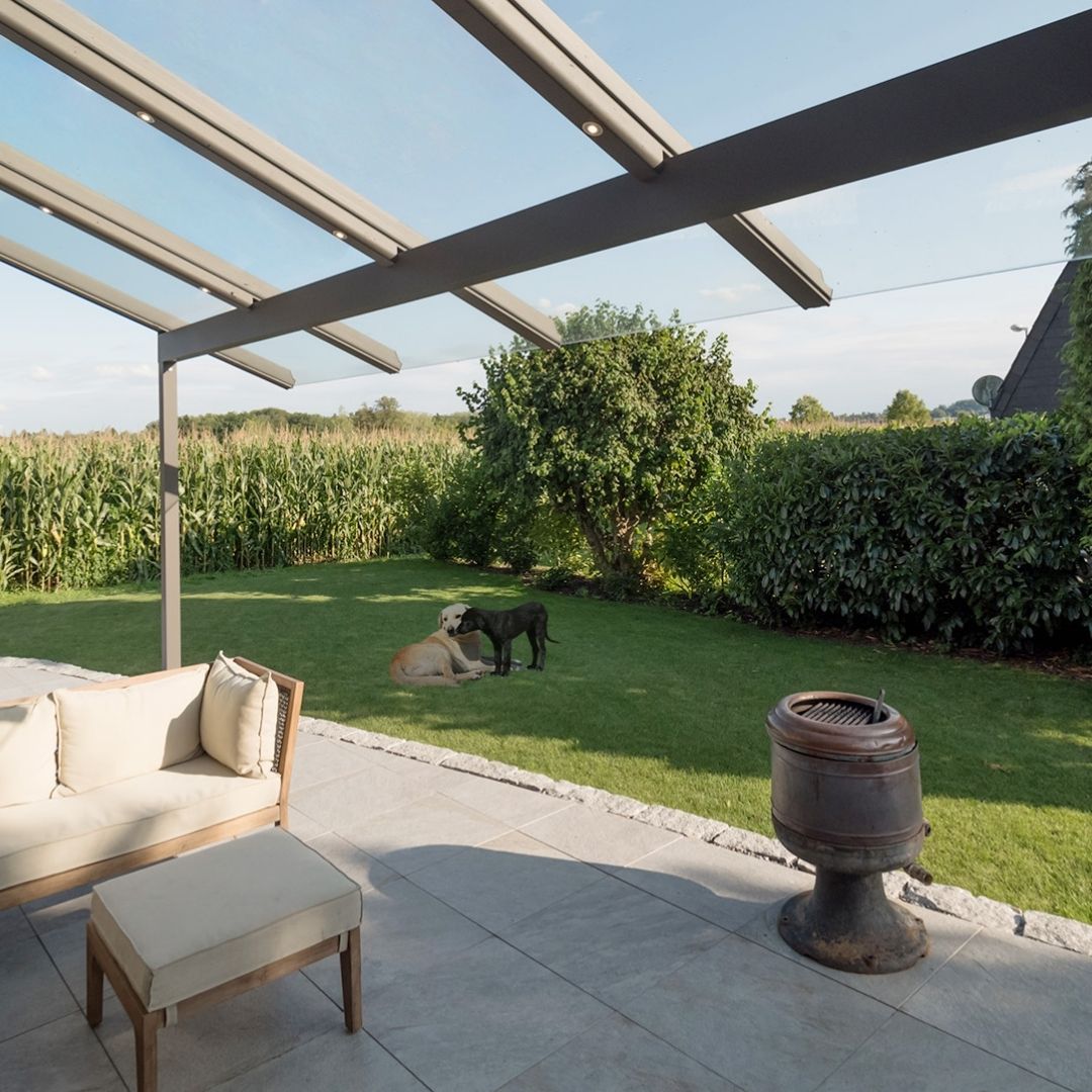 Glasdach SGL 3 über einer Terrasse mit Blick auf den Garten, belastbar bis 380 kg/m² Schneelast.