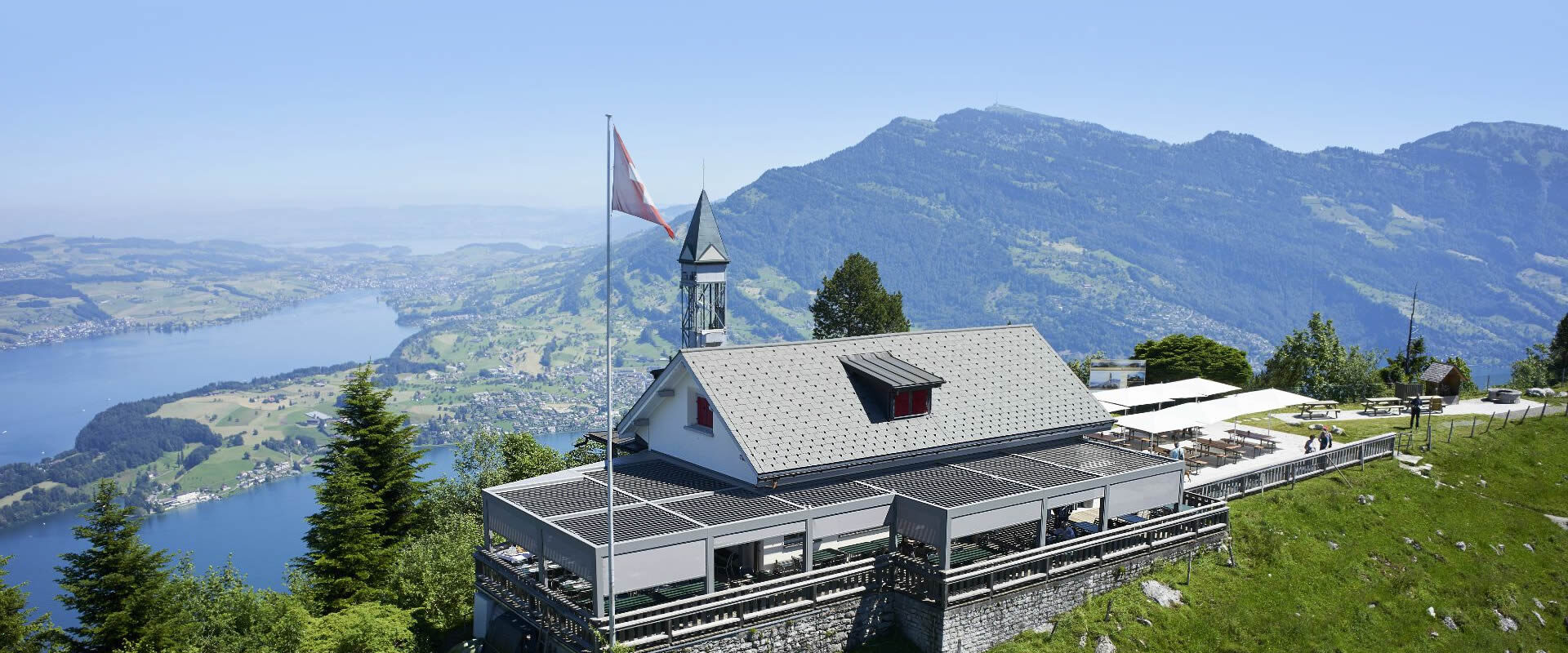 Panoramablick auf das Berggasthaus Bürgenstock mit grosszügigen Thermogreen Lamellendächern auf der Terrasse, über dem Vierwaldstättersee.