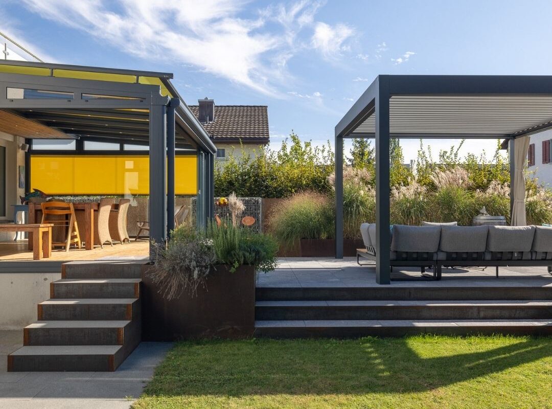 Wintergarten mit Glasdach und angrenzendem Lamellendach im Garten, harmonisch kombiniert für maximale Flexibilität im Aussenbereich.