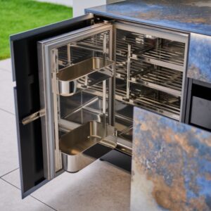 Detailaufnahme des modularen Innenausbaus einer Avers Outdoor-Küche mit Chromstahlregalen und verstellbaren Tablaren.