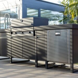 Moderne Outdoor-Küche FOGHER mit Grill, Spüle und integriertem Kühlschrank in elegantem Schwarz-Edelstahl-Design.