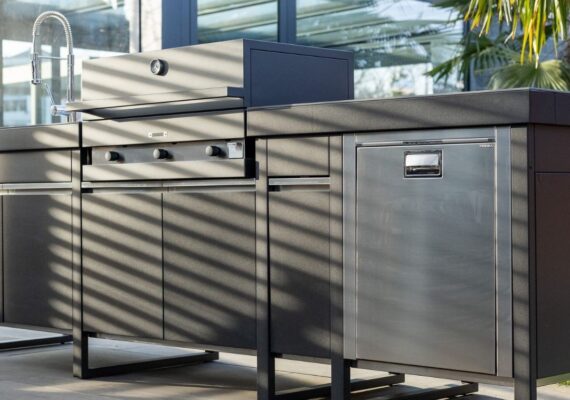 Moderne Outdoor-Küche FOGHER mit Grill, Spüle und integriertem Kühlschrank in elegantem Schwarz-Edelstahl-Design.