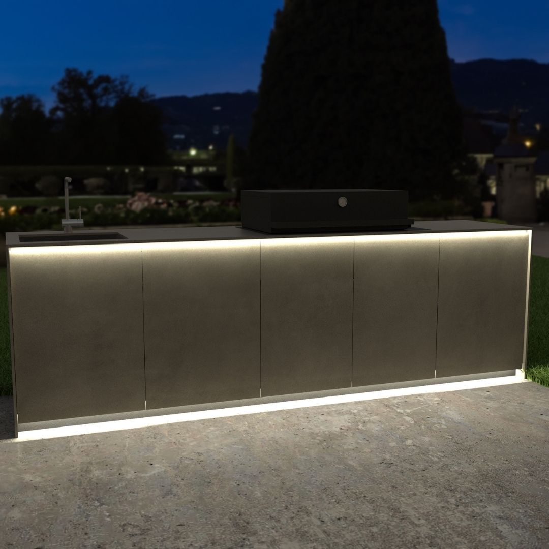 Valsot Outdoor-Küche bei Nacht mit eleganter LED-Beleuchtung, die für eine edle Atmosphäre im Garten sorgt.