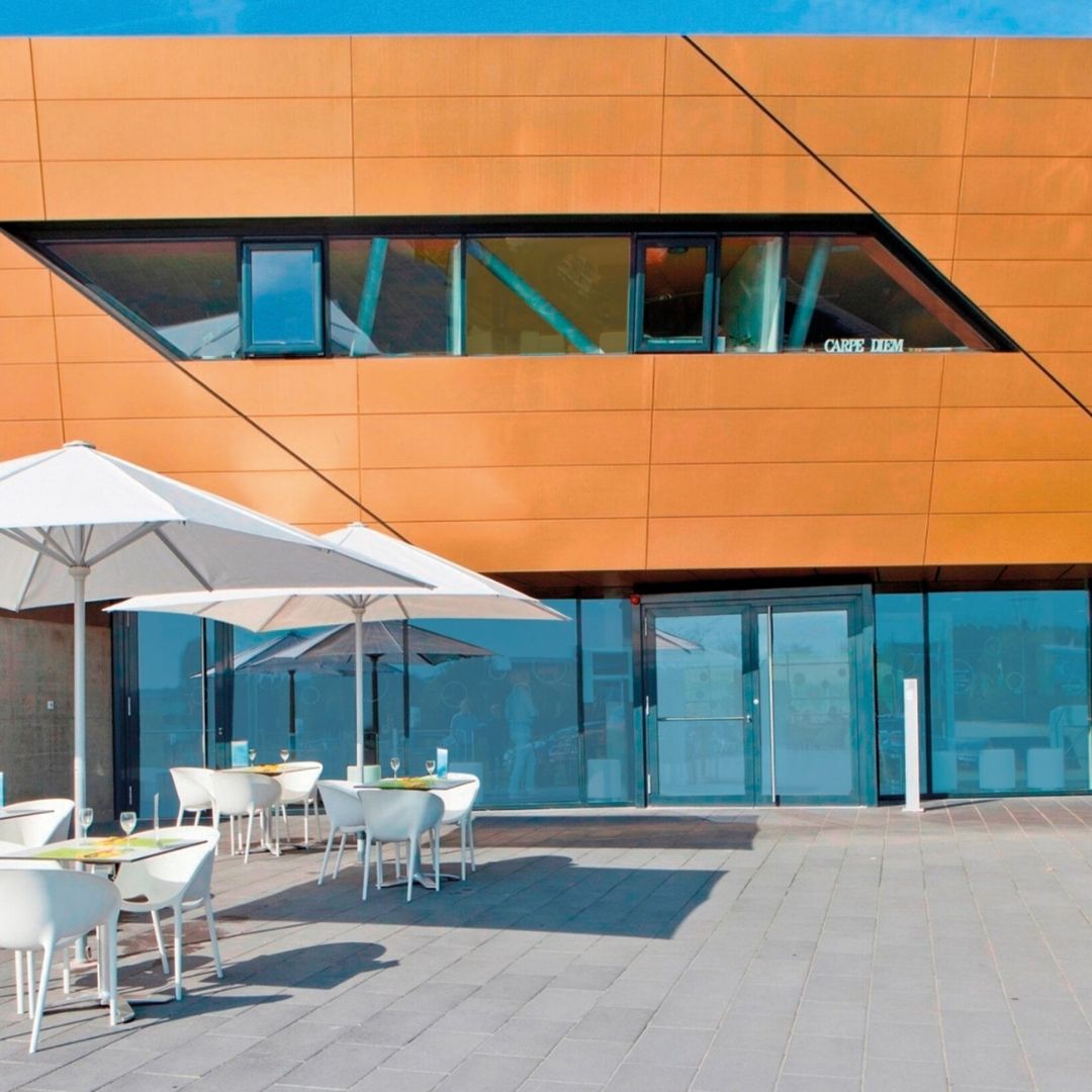 Modell FILIUS Sonnenschirm auf einer modernen Terrasse, eleganter Sonnenschutz für Gastronomie und Aussenbereiche.