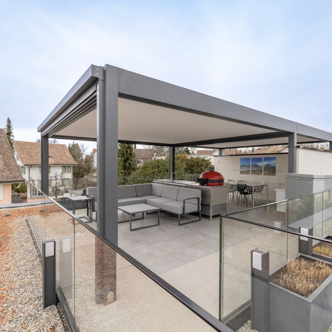 ECL 130 Festdach auf einer Dachterrasse mit Lounge, Esstisch und Grillstation.