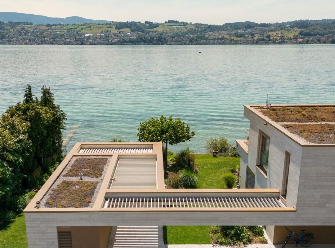 Lamellendach SKL 50 SKY am Zürichsee in Männedorf, stützenlose Konstruktion mit direktem Blick aufs Wasser.