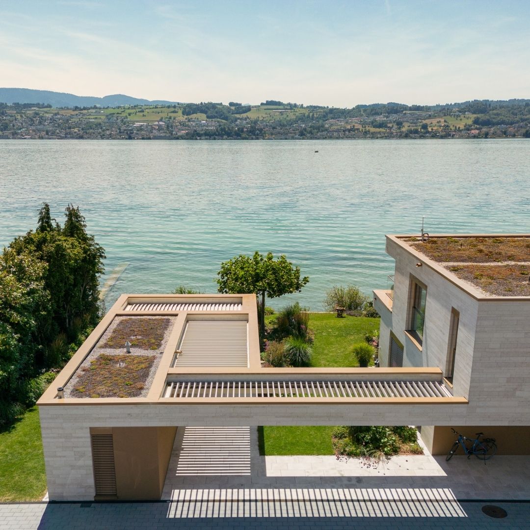 Lamellendach SKL 50 SKY am Zürichsee in Männedorf, stützenlose Konstruktion mit direktem Blick aufs Wasser.