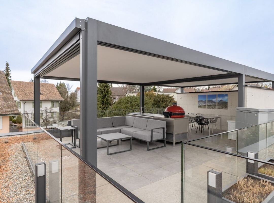 Festdach ECL 130 auf einer Attikaterrasse in Wallisellen, Zürich, mit Lounge und Outdoor-Küche, fugenlos verbunden und für 300 kg/m² Schneelast ausgelegt.