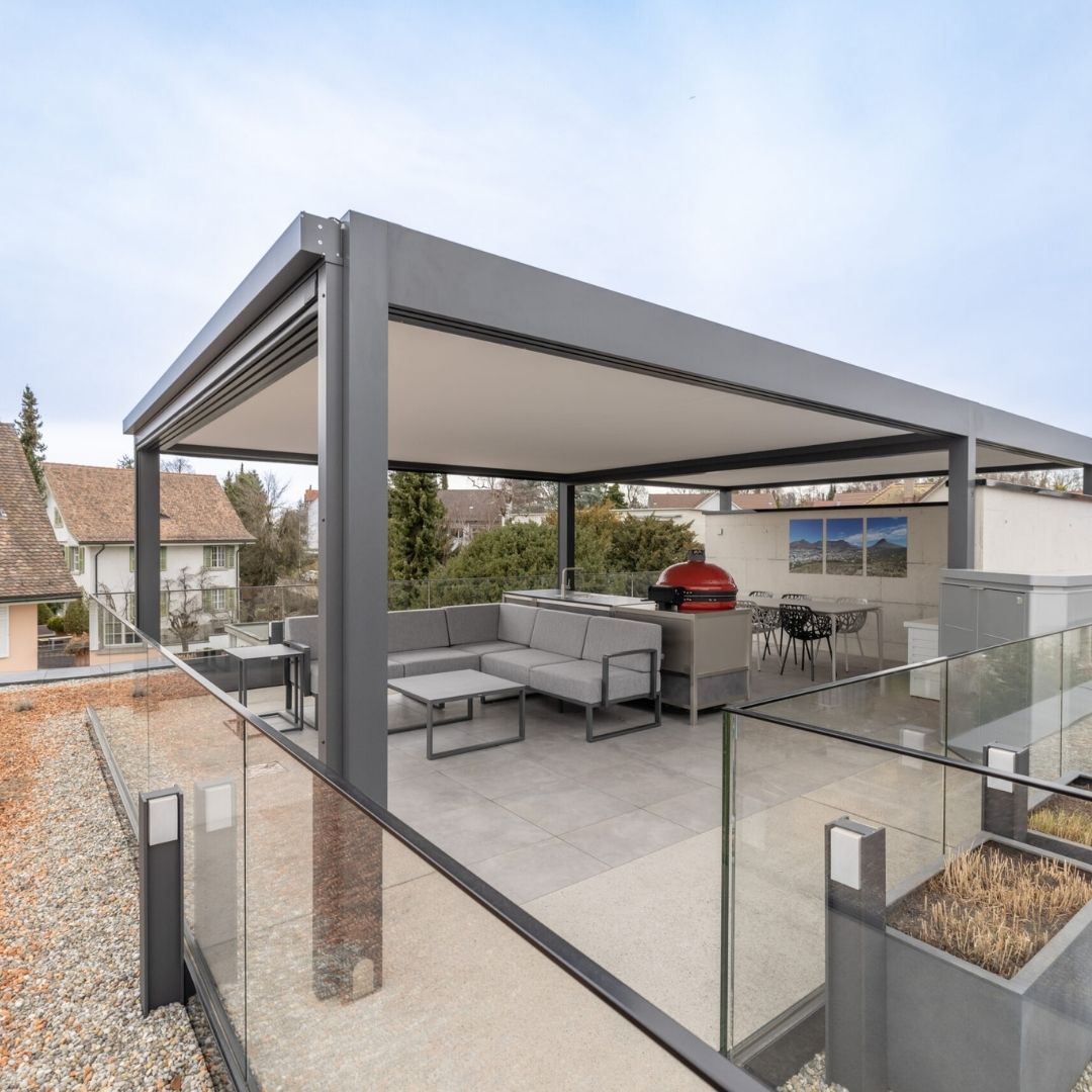 Festdach ECL 130 auf einer Attikaterrasse in Wallisellen, Zürich, mit Lounge und Outdoor-Küche, fugenlos verbunden und für 300 kg/m² Schneelast ausgelegt.