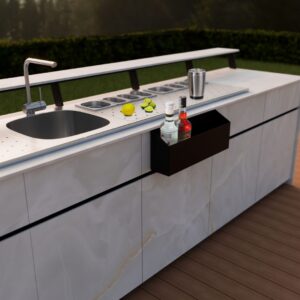 Outdoor-Bar von Theiss mit integriertem Spülbecken, Edelstahl-Behältern und Flaschenhalter, vorbereitet für frische Cocktails mit Limetten und Zitronen.