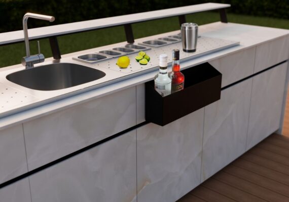 Outdoor-Bar von Theiss mit integriertem Spülbecken, Edelstahl-Behältern und Flaschenhalter, vorbereitet für frische Cocktails mit Limetten und Zitronen.