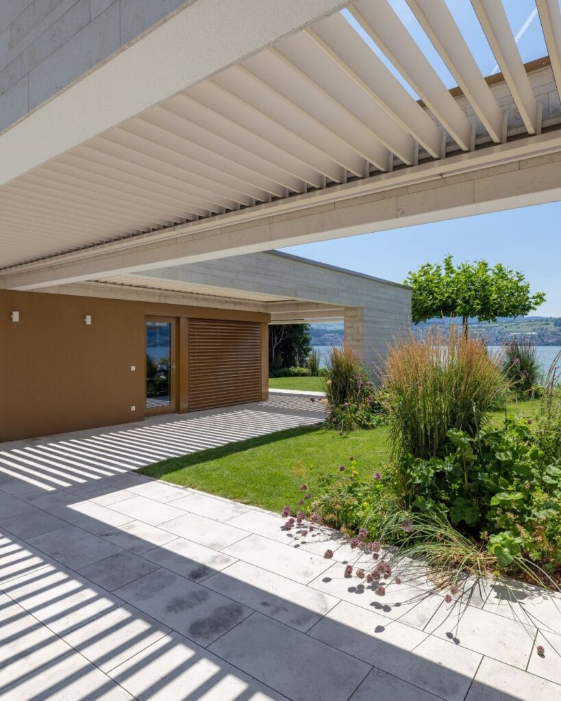 Überbauung am See mit Thermogreen Überdachungen – harmonische Integration in das architektonische Gesamtkonzept