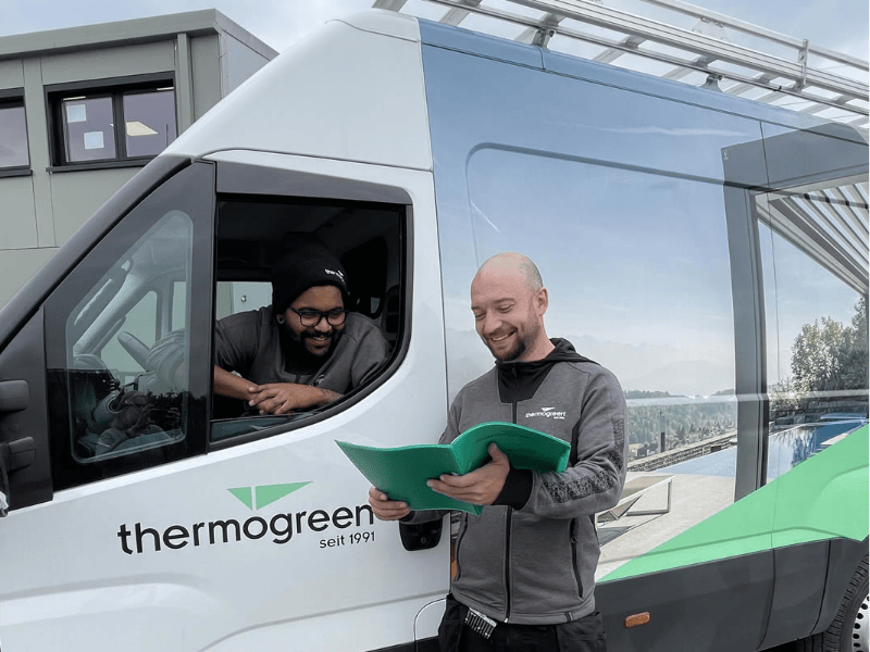 Das eigene Montage-Team von Thermogreen bespricht die Kundenlieferung