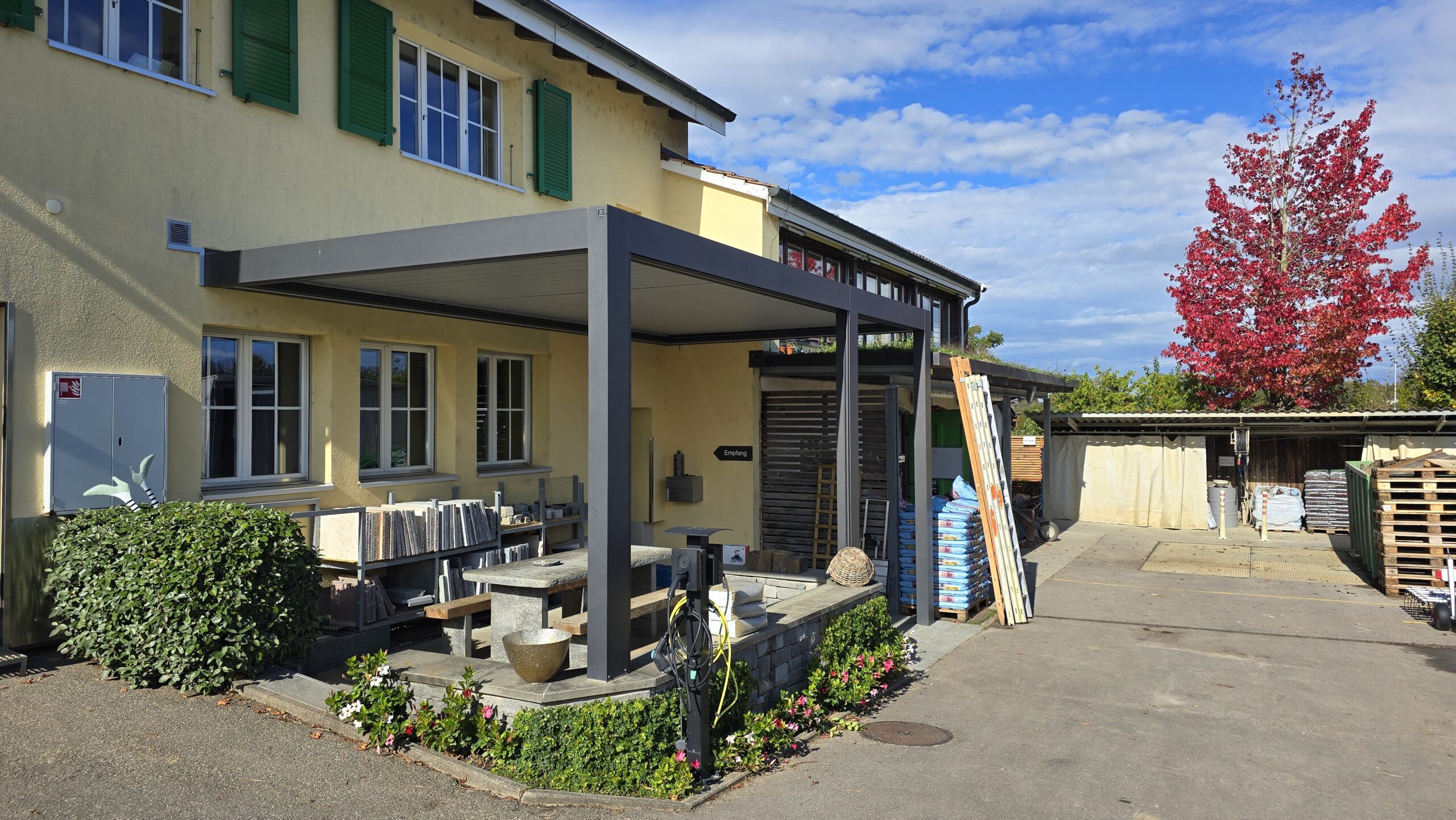 Thermogreen Überdachung in der Ausstellung bei Alabor Gartenbau in Binningen.
