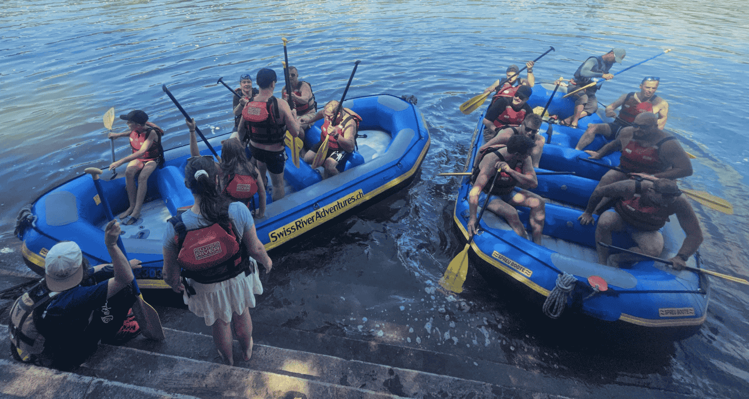 Thermogreen Team beim gemeinsamen Ausflug mit Gummibooten auf dem Rhein, Start beim Rheinfall in Schaffhausen.