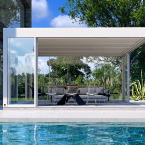 Modernes Festdach mit grosszügigen Glaswänden direkt am Pool, eingerichtet mit stilvollem Essbereich.