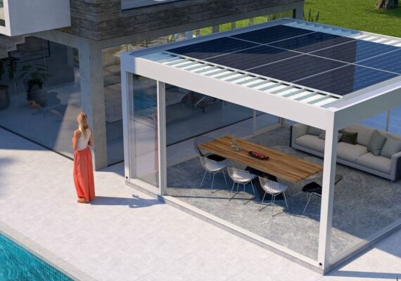 Festdach mit integrierten Solarmodulen und Glaswänden, stilvoller Essbereich direkt am Pool.