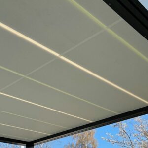 Nahaufnahme eines modernen Festdachs mit integrierter LED-Beleuchtung und robuster Aluminiumkonstruktion.