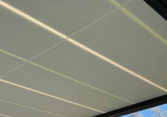 Nahaufnahme eines modernen Festdachs mit integrierter LED-Beleuchtung und robuster Aluminiumkonstruktion.