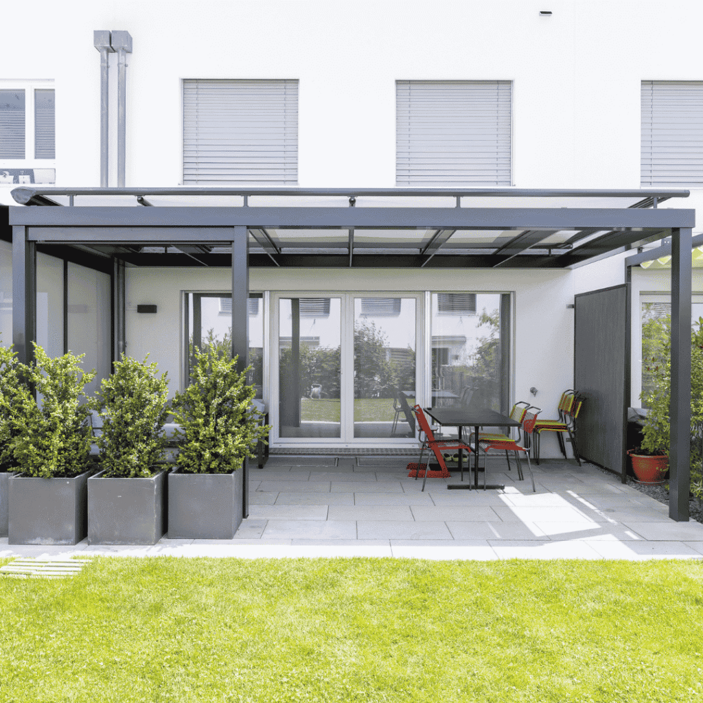 Glasdach von Thermogreen in der Ostschweiz, lichtdurchfluteter Wetterschutz für Terrasse und Garten.