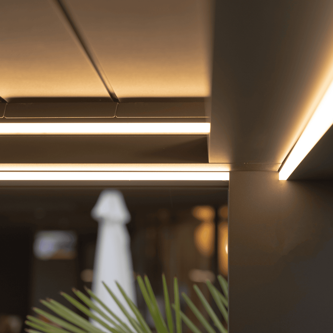 Thermogreen Lamellendach beim Tennisclub Horw in Luzern, moderner Wetterschutz für den Clubbereich.