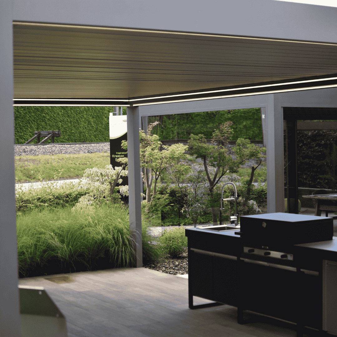 Lamellendach von Thermogreen in der Ausstellung in Oberglatt, modernes Design und flexibler Wetterschutz.