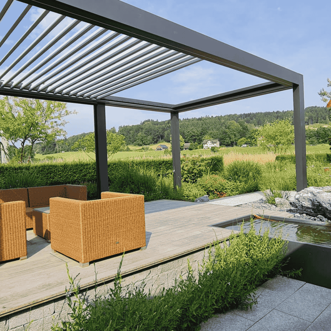 Panorama-Lamellendach von Thermogreen in der Ausstellung Inwil, vollständig öffenbares Dachsystem mit modernem Design.