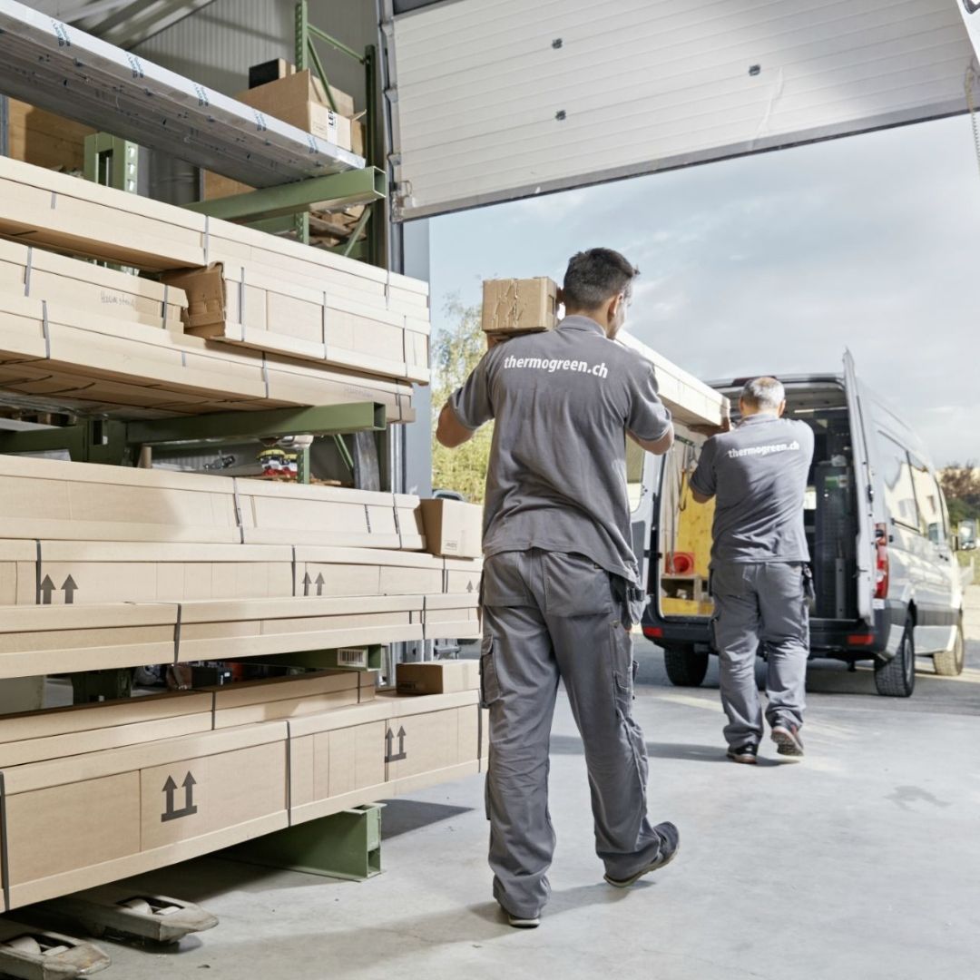 Thermogreen Monteure verladen Pergola-Elemente in einen Transporter für die Montage beim Kunden.