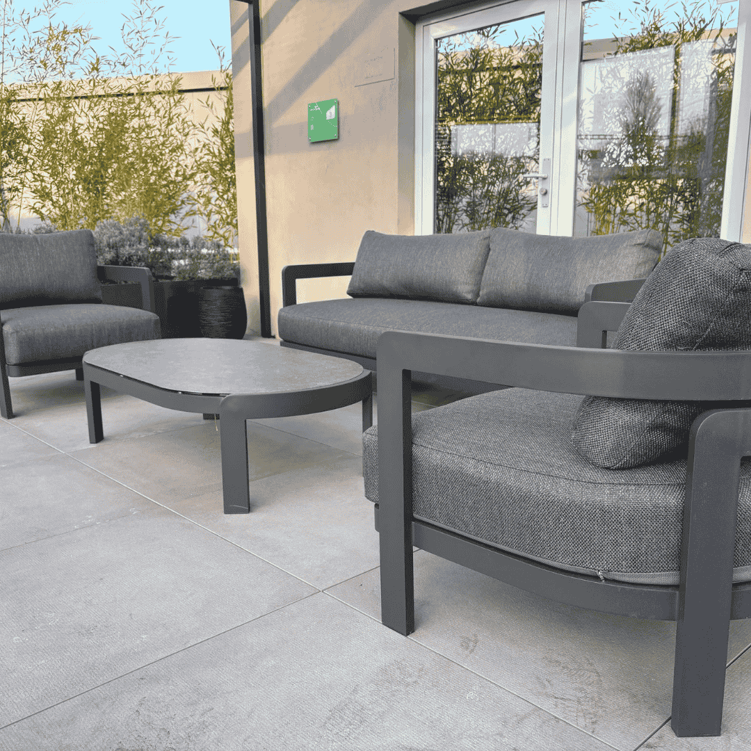 Exklusive Nook Outdoor-Möbel in einer modernen Lounge-Szene im Freien.