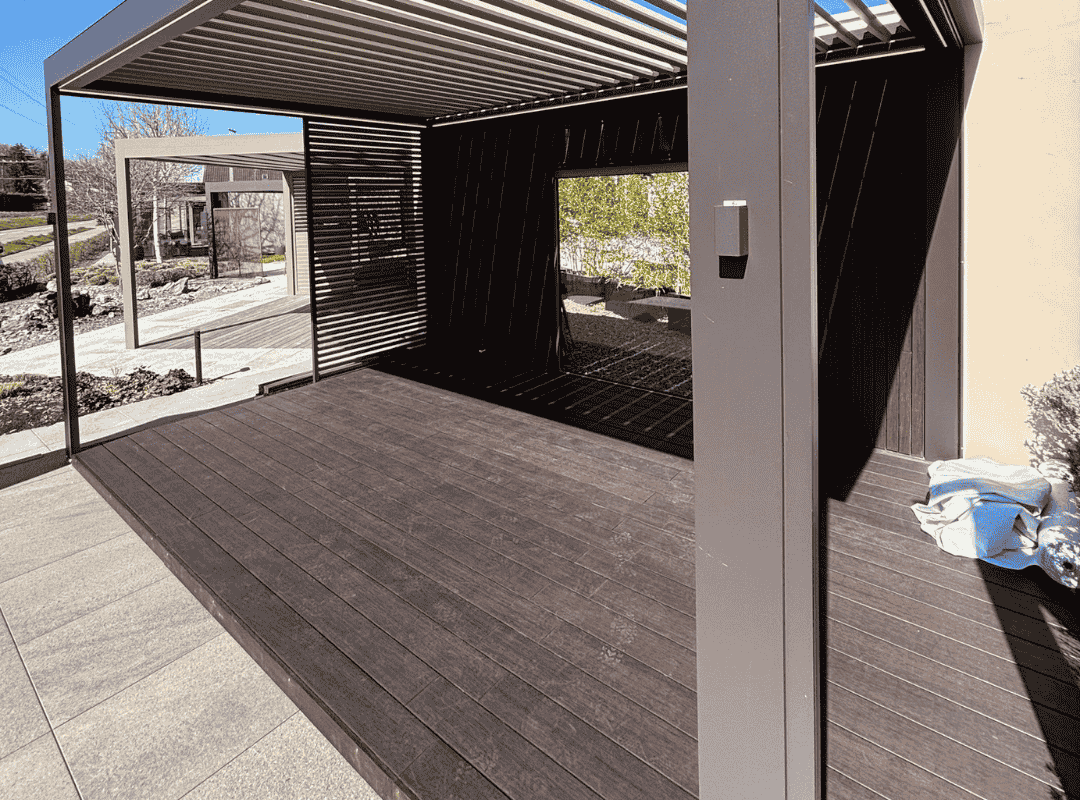 Thermogreen Lamellendach, von Gardi Terrassenbau verkleidet und mit Nook Outdoor-Möbeln ausgestattet.