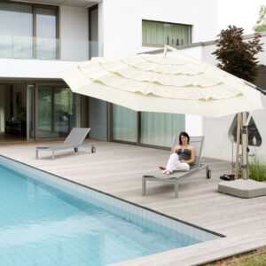 Beiger Sonnenschirm auf einer Poolterrasse mit Liegestühlen und moderner Architektur im Hintergrund.