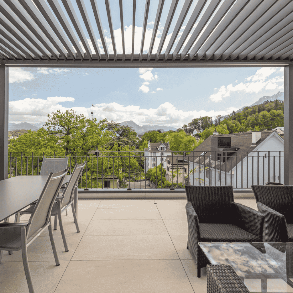 Lamellendach von Thermogreen in Luzern, modern integriert für stilvollen Sonnenschutz und flexible Beschattung.